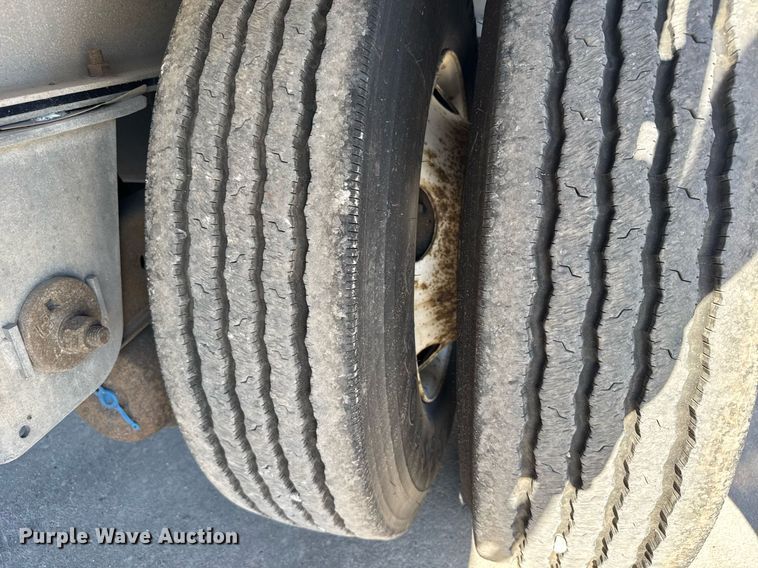 image for item EG6439 2014 Mac flatbed trailer