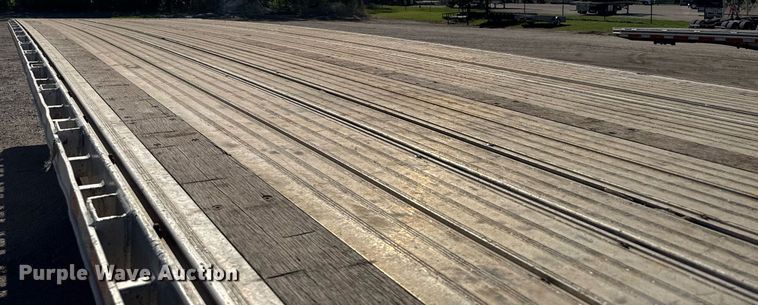 image for item EG6443 2015 Manac flatbed trailer