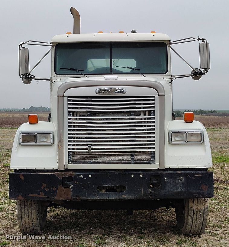 image for item EH0286 2006 Freightliner FLD120 semi truck