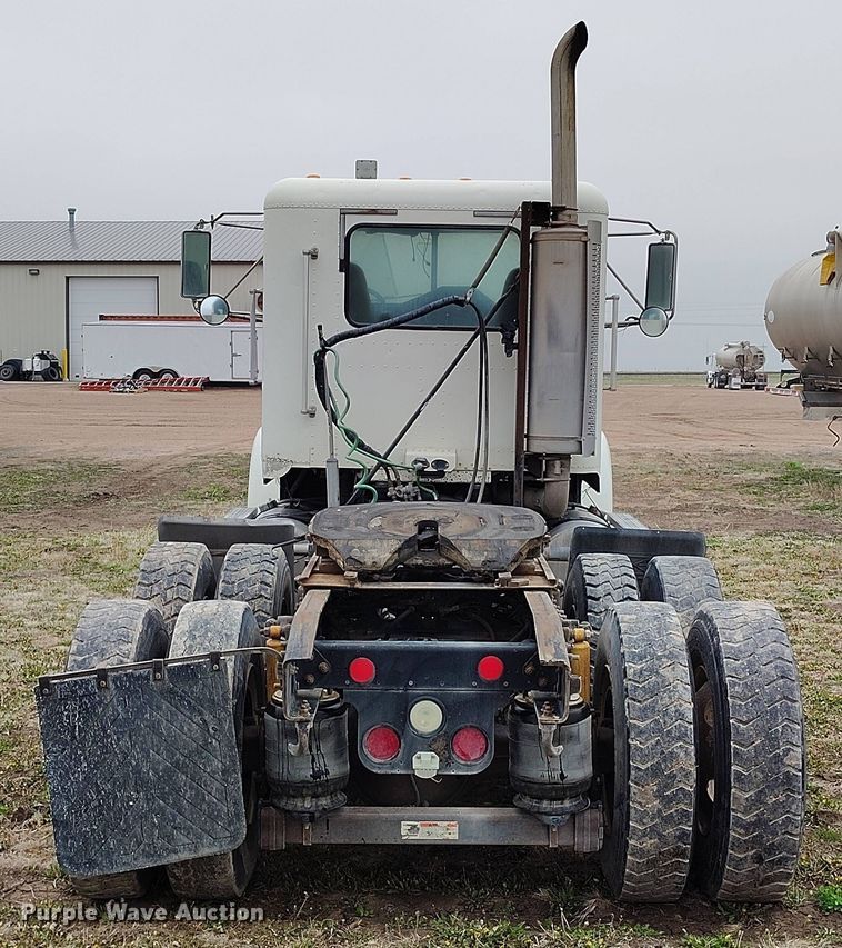 image for item EH0286 2006 Freightliner FLD120 semi truck