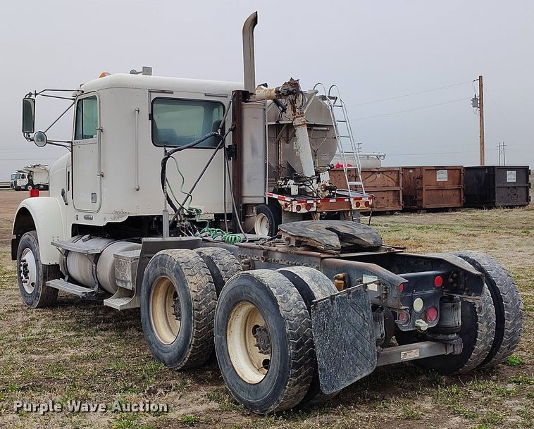 image for item EH0286 2006 Freightliner FLD120 semi truck