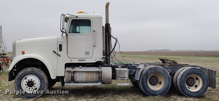 image for item EH0286 2006 Freightliner FLD120 semi truck