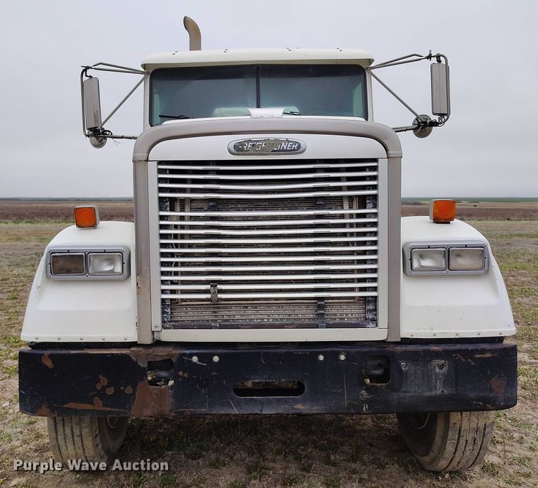 image for item EH0286 2006 Freightliner FLD120 semi truck