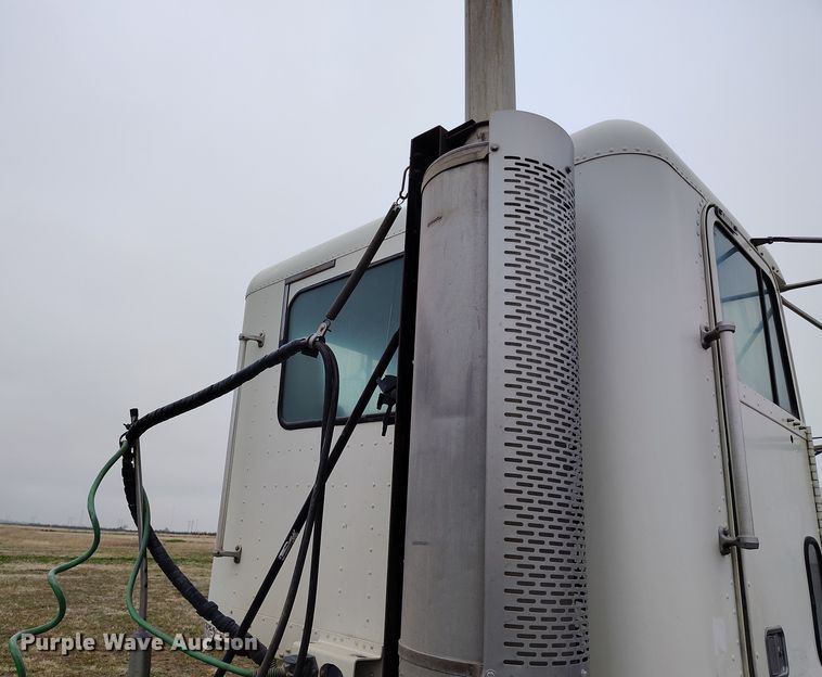 image for item EH0286 2006 Freightliner FLD120 semi truck