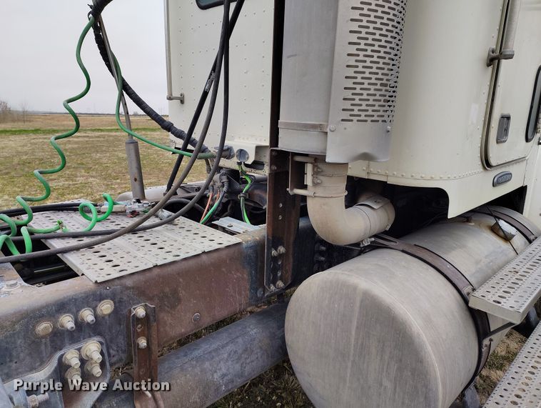 image for item EH0286 2006 Freightliner FLD120 semi truck