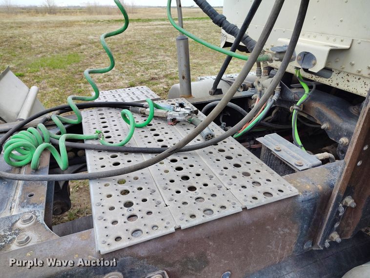 image for item EH0286 2006 Freightliner FLD120 semi truck