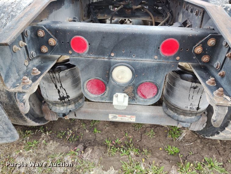 image for item EH0286 2006 Freightliner FLD120 semi truck