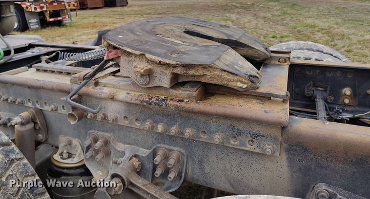 image for item EH0286 2006 Freightliner FLD120 semi truck