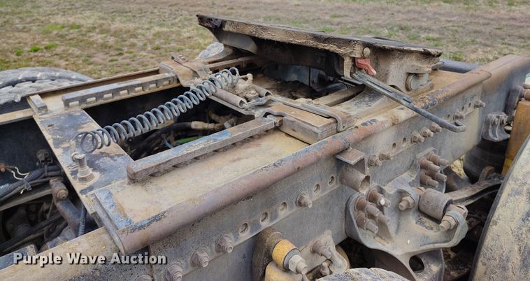 image for item EH0286 2006 Freightliner FLD120 semi truck