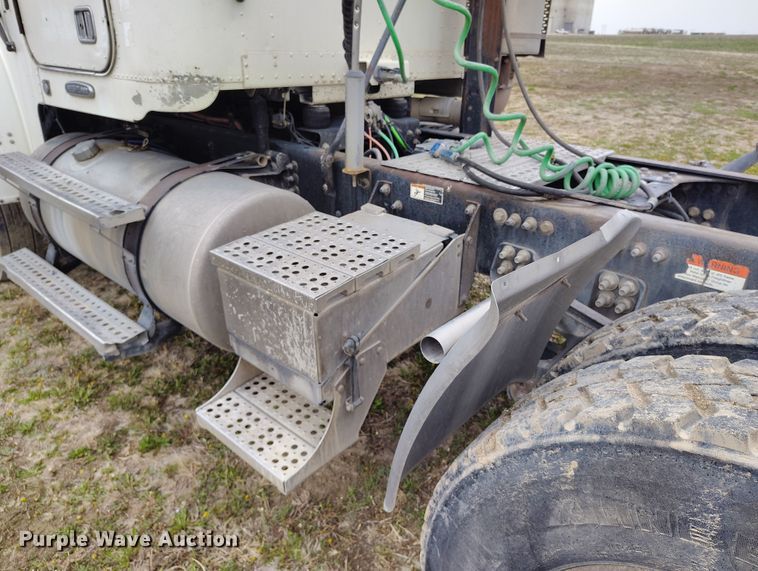 image for item EH0286 2006 Freightliner FLD120 semi truck