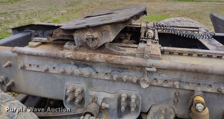 image for item EH0286 2006 Freightliner FLD120 semi truck