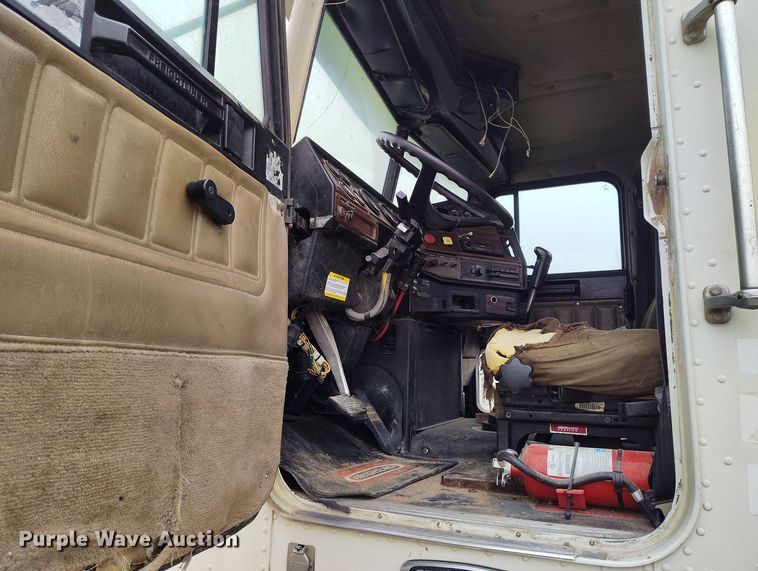 image for item EH0286 2006 Freightliner FLD120 semi truck