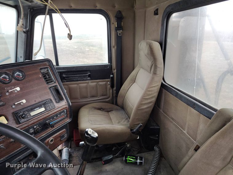 image for item EH0286 2006 Freightliner FLD120 semi truck