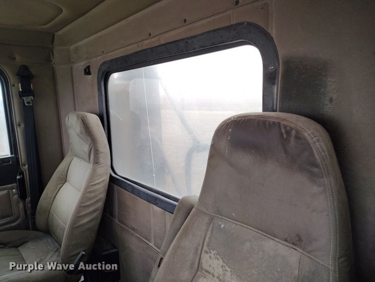 image for item EH0286 2006 Freightliner FLD120 semi truck