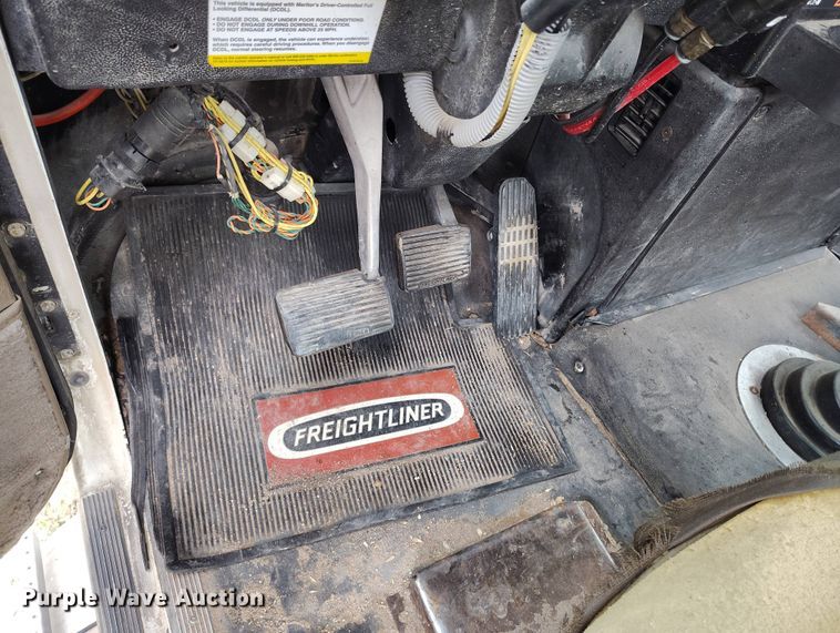 image for item EH0286 2006 Freightliner FLD120 semi truck