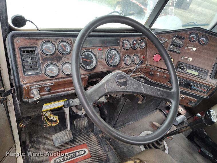 image for item EH0286 2006 Freightliner FLD120 semi truck