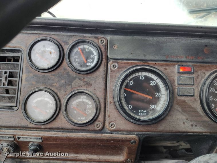 image for item EH0286 2006 Freightliner FLD120 semi truck