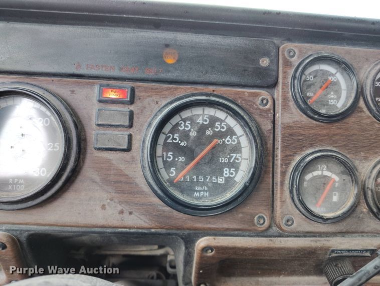 image for item EH0286 2006 Freightliner FLD120 semi truck