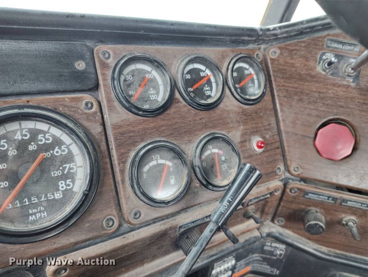 image for item EH0286 2006 Freightliner FLD120 semi truck