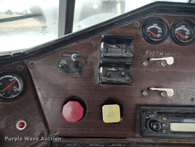 image for item EH0286 2006 Freightliner FLD120 semi truck