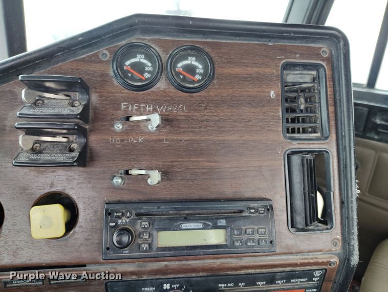 image for item EH0286 2006 Freightliner FLD120 semi truck