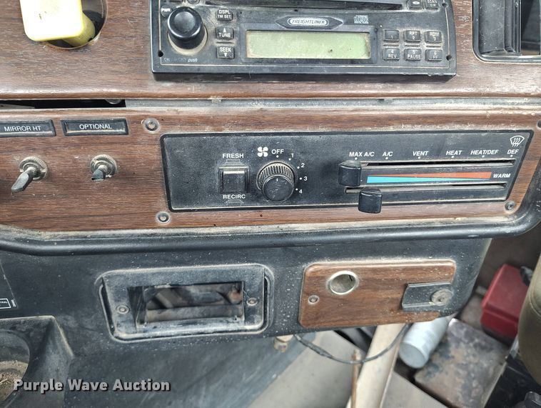 image for item EH0286 2006 Freightliner FLD120 semi truck