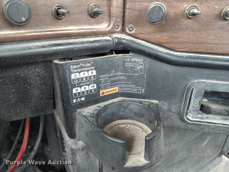 image for item EH0286 2006 Freightliner FLD120 semi truck