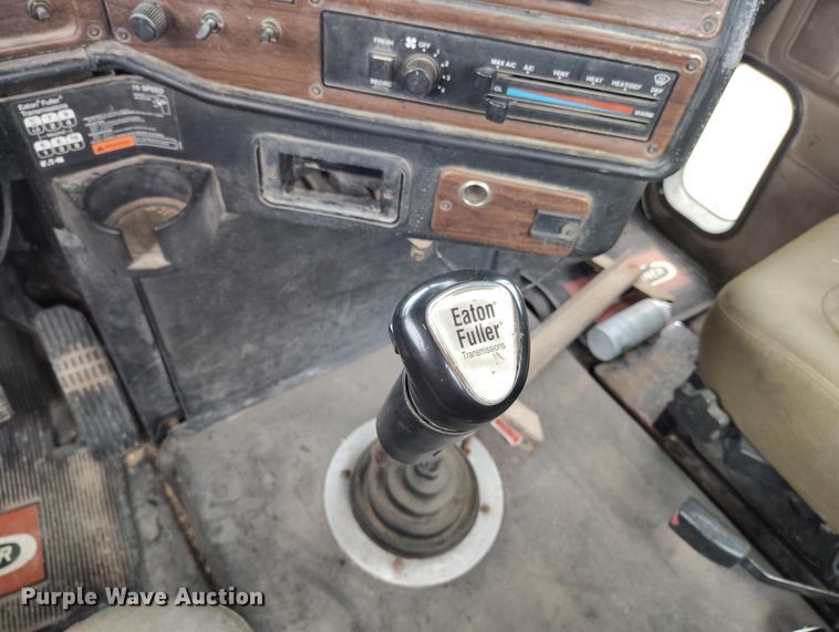 image for item EH0286 2006 Freightliner FLD120 semi truck