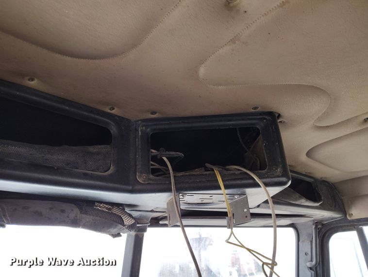 image for item EH0286 2006 Freightliner FLD120 semi truck