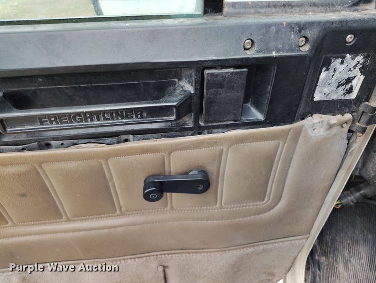 image for item EH0286 2006 Freightliner FLD120 semi truck