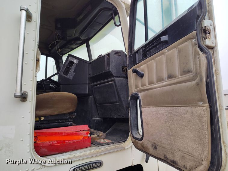 image for item EH0286 2006 Freightliner FLD120 semi truck