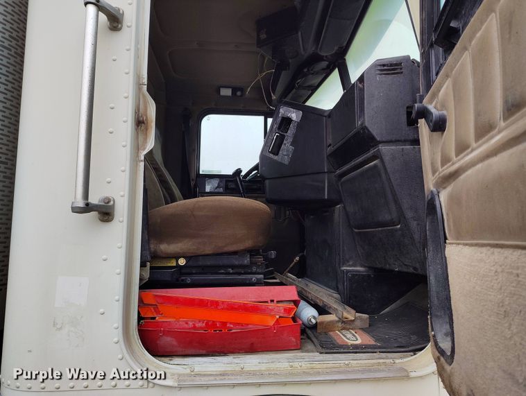 image for item EH0286 2006 Freightliner FLD120 semi truck