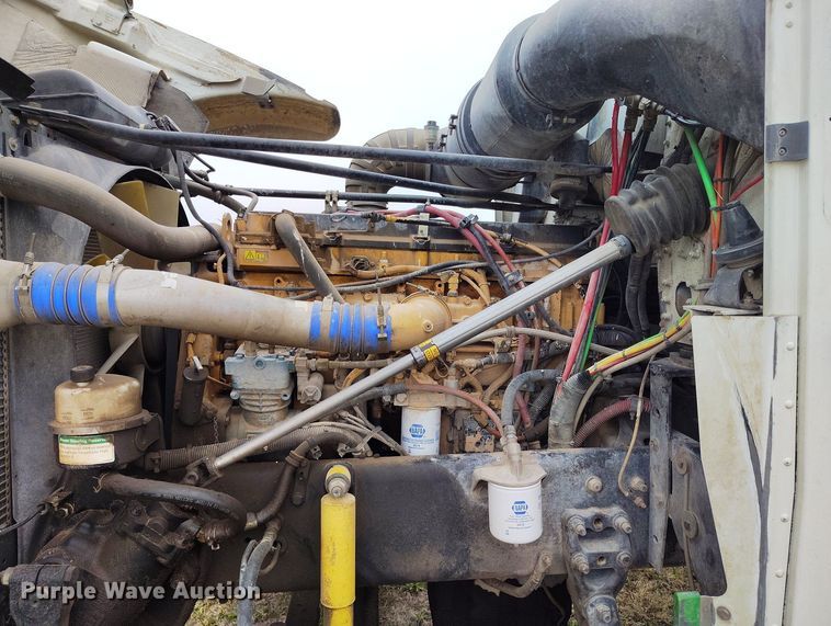 image for item EH0286 2006 Freightliner FLD120 semi truck