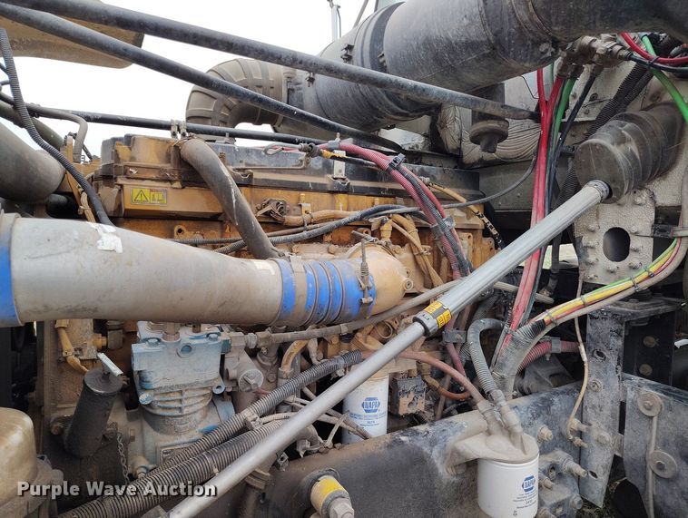 image for item EH0286 2006 Freightliner FLD120 semi truck