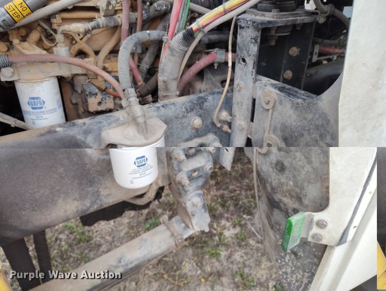 image for item EH0286 2006 Freightliner FLD120 semi truck