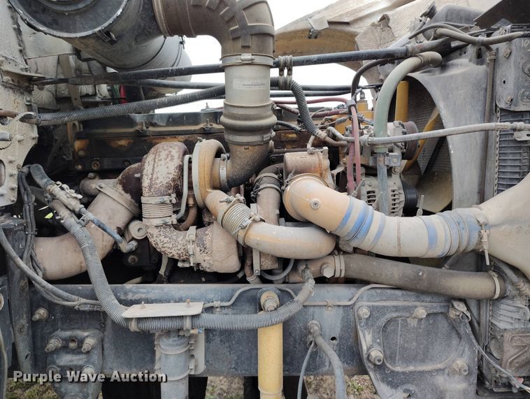 image for item EH0286 2006 Freightliner FLD120 semi truck