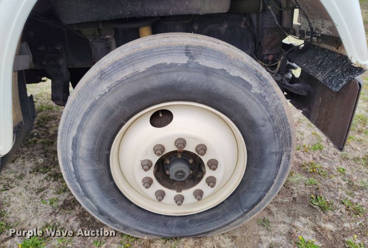 image for item EH0286 2006 Freightliner FLD120 semi truck