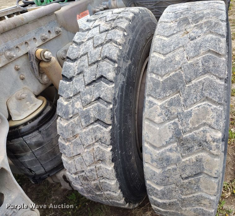 image for item EH0286 2006 Freightliner FLD120 semi truck