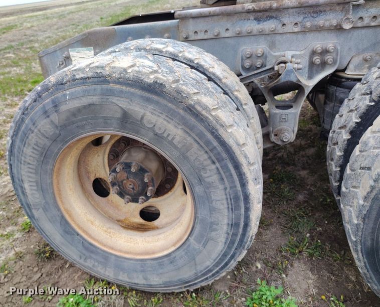 image for item EH0286 2006 Freightliner FLD120 semi truck