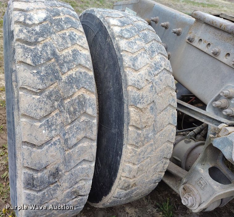 image for item EH0286 2006 Freightliner FLD120 semi truck