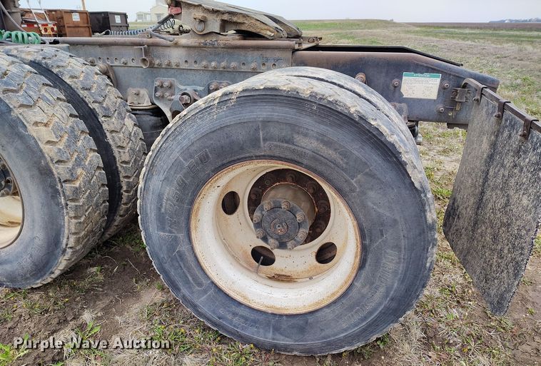 image for item EH0286 2006 Freightliner FLD120 semi truck