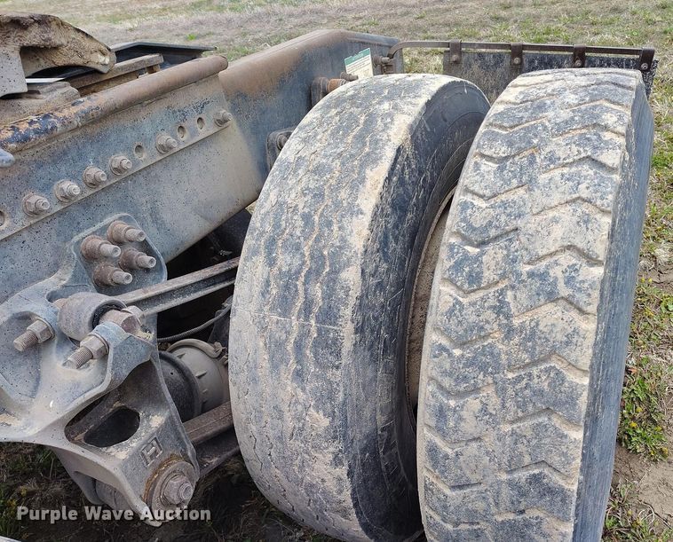 image for item EH0286 2006 Freightliner FLD120 semi truck