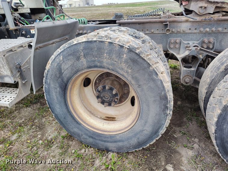 image for item EH0286 2006 Freightliner FLD120 semi truck