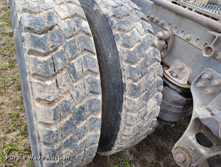 image for item EH0286 2006 Freightliner FLD120 semi truck