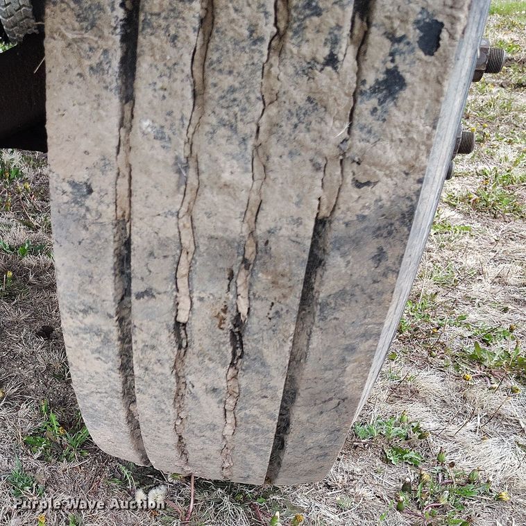 image for item EH0286 2006 Freightliner FLD120 semi truck