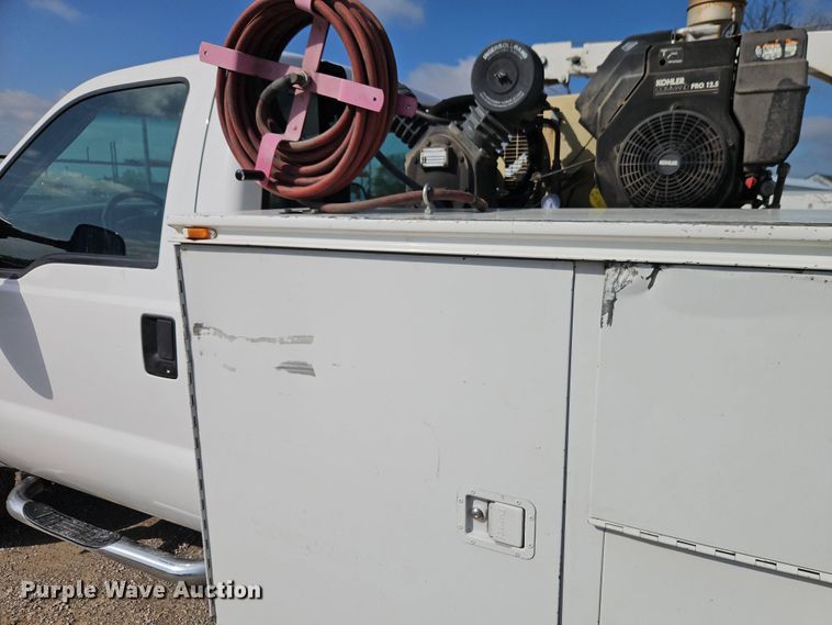 image for item EI8965 2001 Ford F450 Super Duty utility / service truck