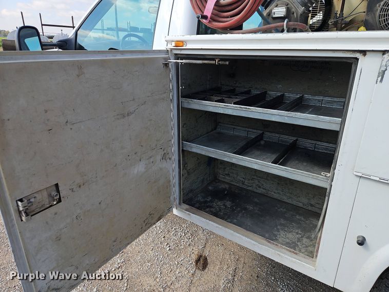 image for item EI8965 2001 Ford F450 Super Duty utility / service truck