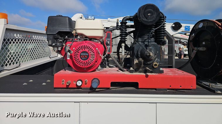 image for item EI8966 2014 Ford F550 Super Duty utility / service truck