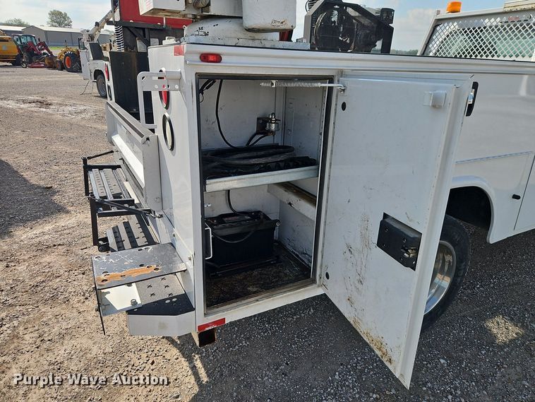 image for item EI8966 2014 Ford F550 Super Duty utility / service truck