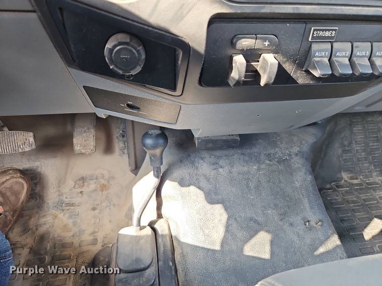 image for item EI8966 2014 Ford F550 Super Duty utility / service truck